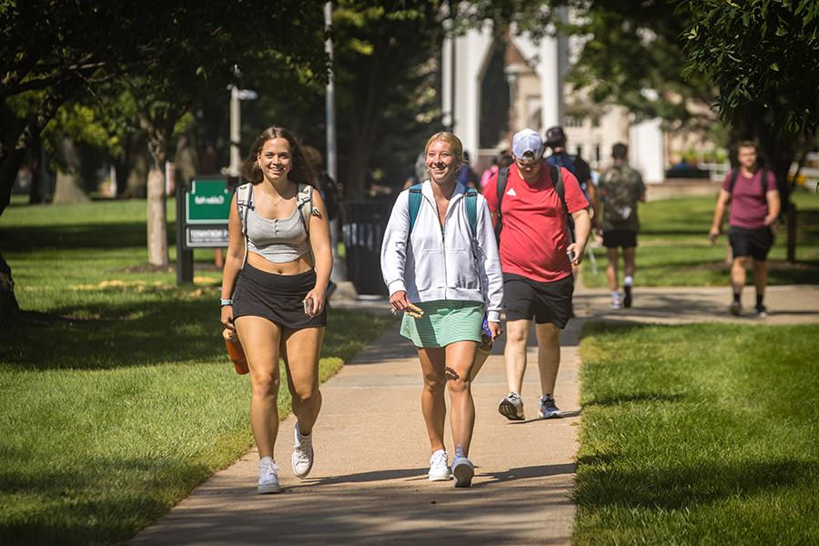 Northwest students cross the main campus in Maryville during the first day of fall classes in August. (Photo by Lauren Adams/<a href='http://museum.lscarpet.net'>和记棋牌娱乐</a>)